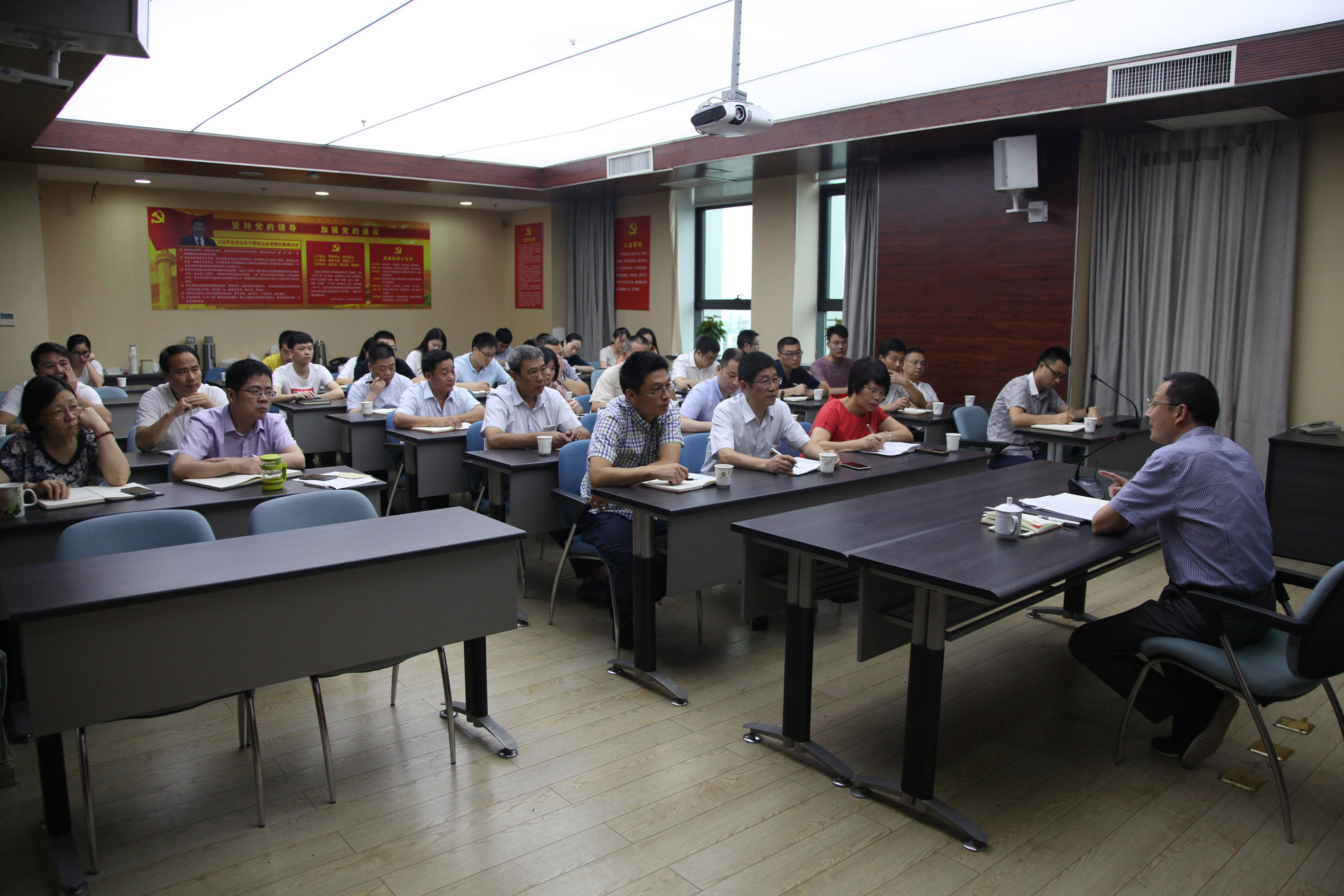 集團公司副總經(jīng)理余顯勇赴商業(yè)公司廣杰公司宣講經(jīng)濟形勢