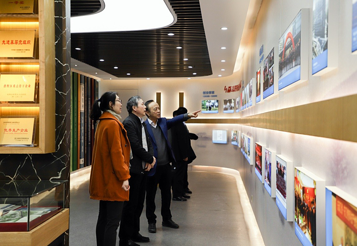 集團(tuán)公司黨委書記總經(jīng)理虞岳明深入皮塑公司匯孚集團(tuán)開展“三服務(wù)”活動(dòng)