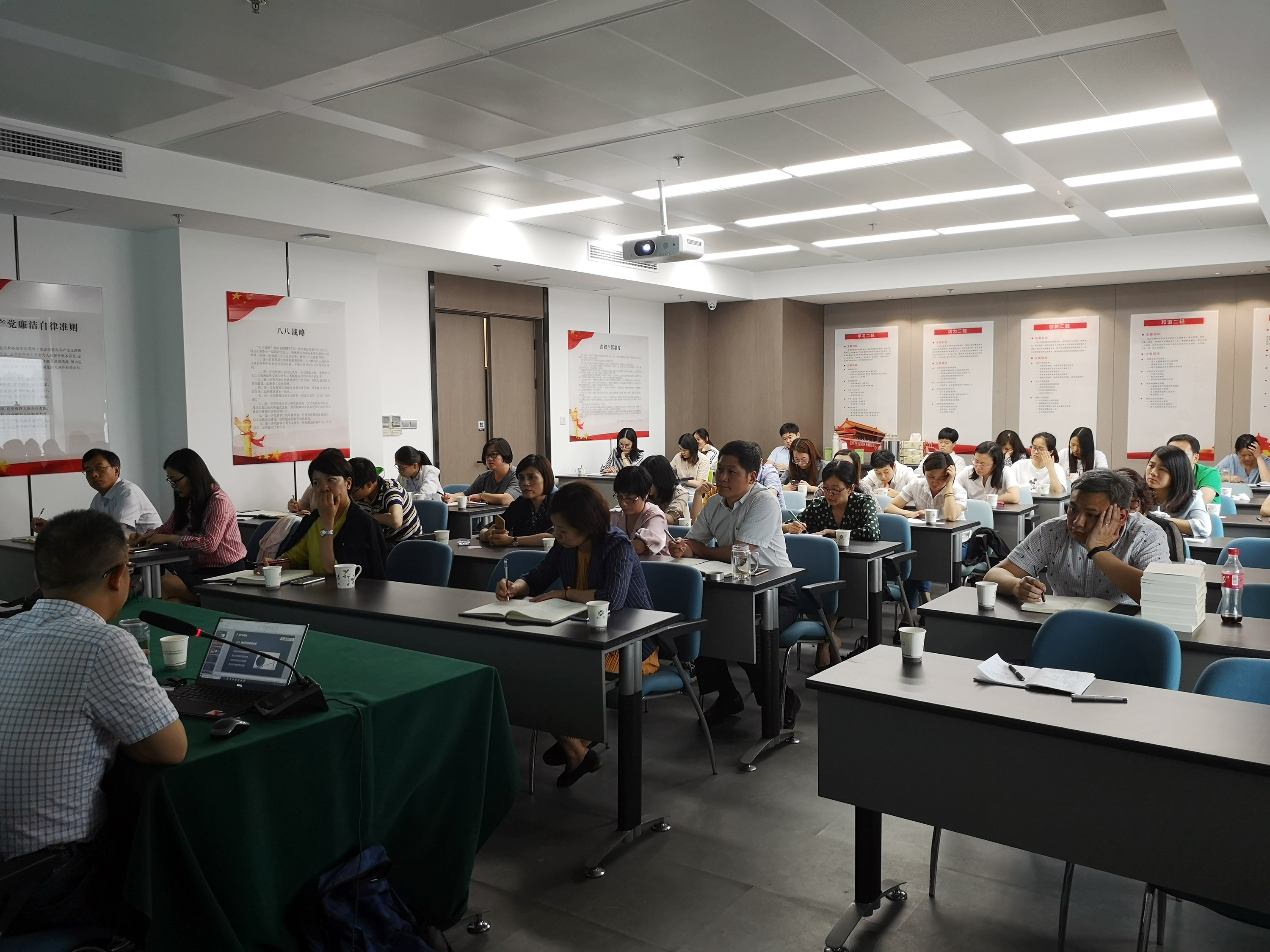 學(xué)習(xí)型財(cái)務(wù)踐行 學(xué)習(xí)型二輕精神 ——集團(tuán)財(cái)務(wù)分析主題培訓(xùn)會(huì)通訊