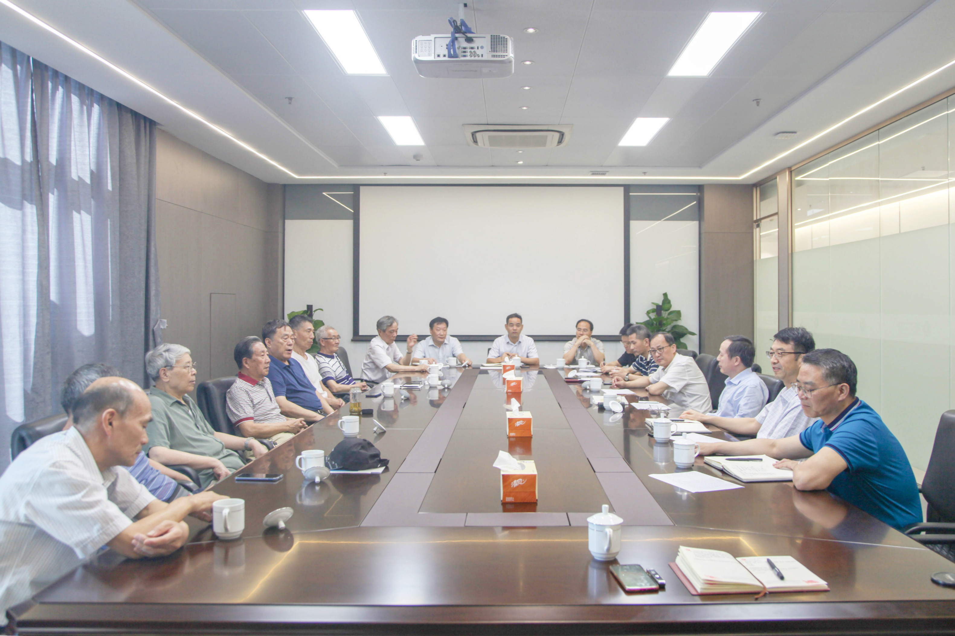 集團(tuán)公司召開老干部座談會(huì)