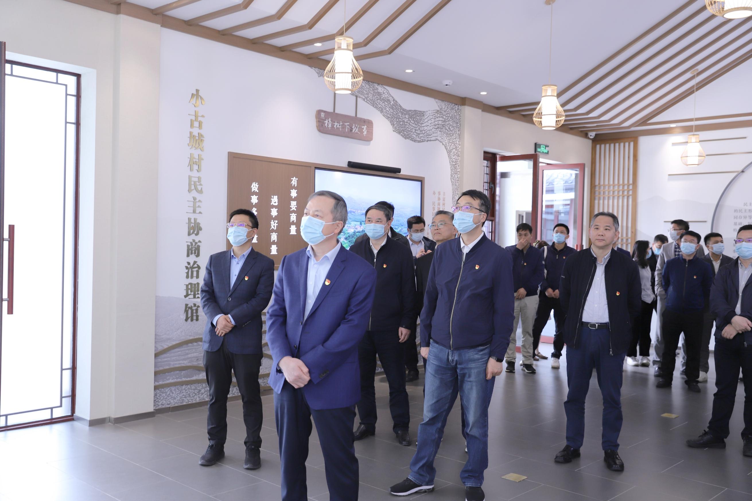 追尋領(lǐng)袖足跡 增強(qiáng)奮進(jìn)動(dòng)力 省二輕集團(tuán)開展“循足跡 學(xué)思想 促踐行”主題教育現(xiàn)場學(xué)習(xí)活動(dòng)