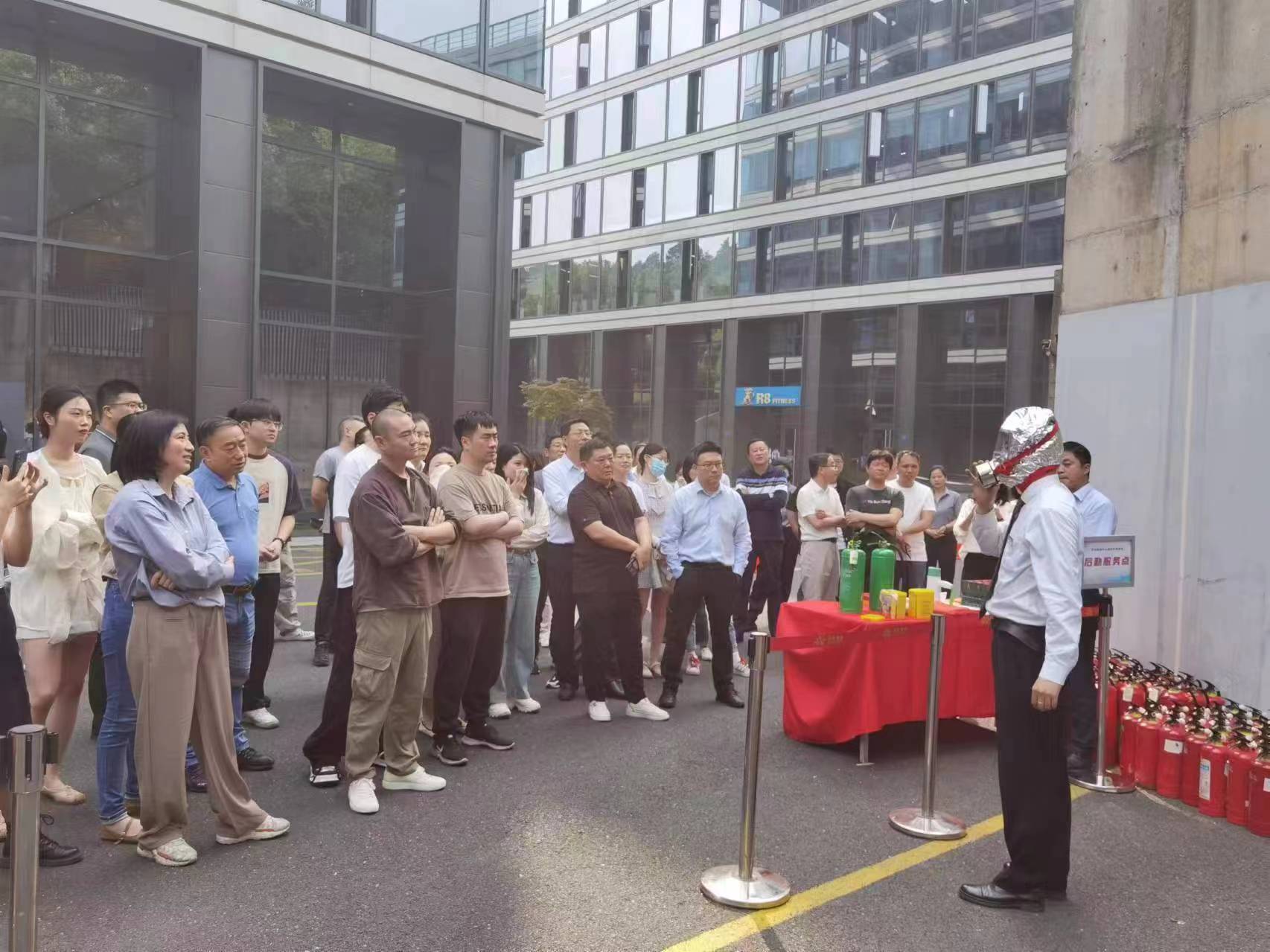 商業(yè)公司開展“人人講安全、個個會應(yīng)急”消防應(yīng)急演練活動