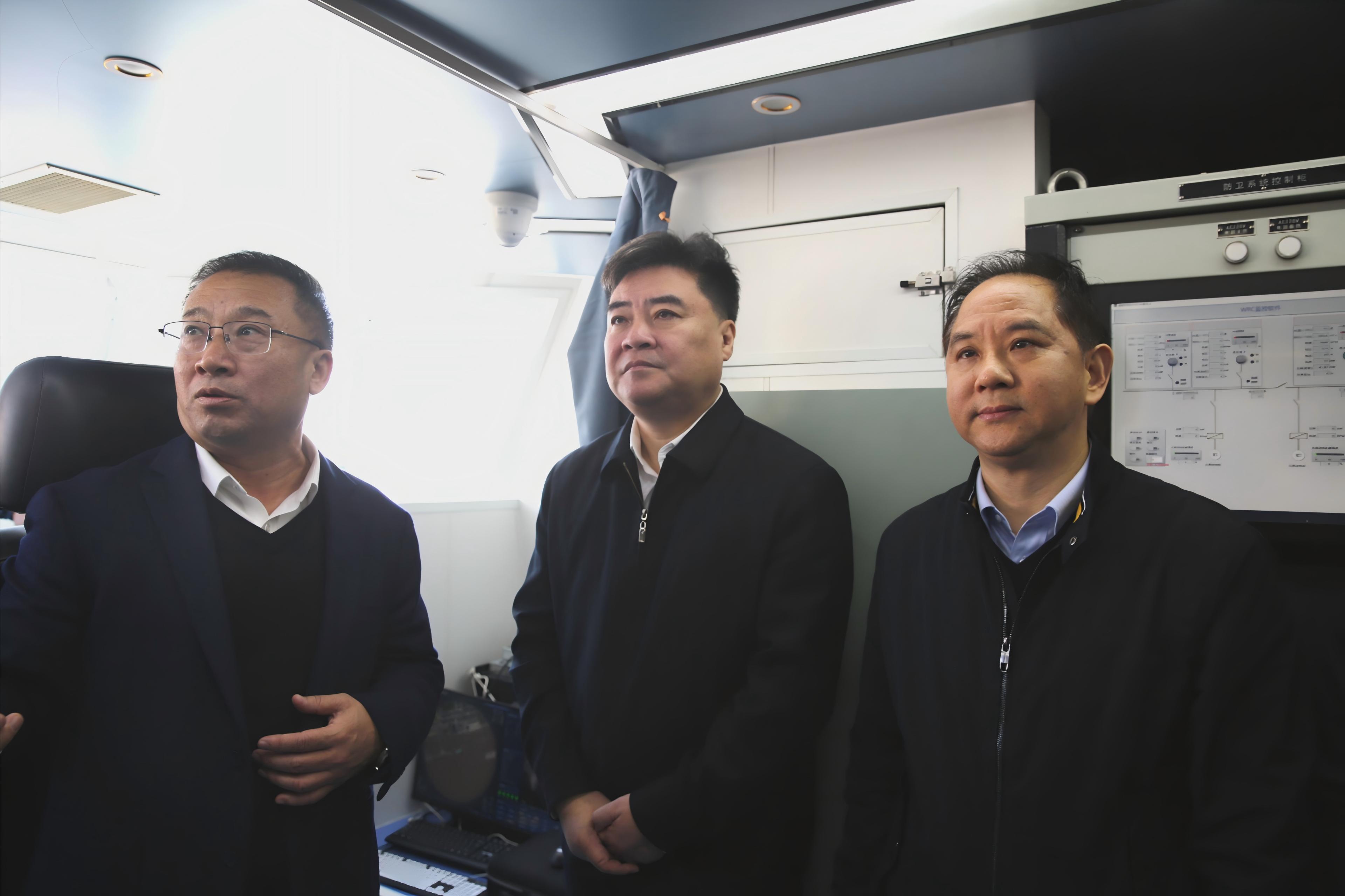 何中偉一行調(diào)研省二輕集團(tuán)百噸級無人船項(xiàng)目