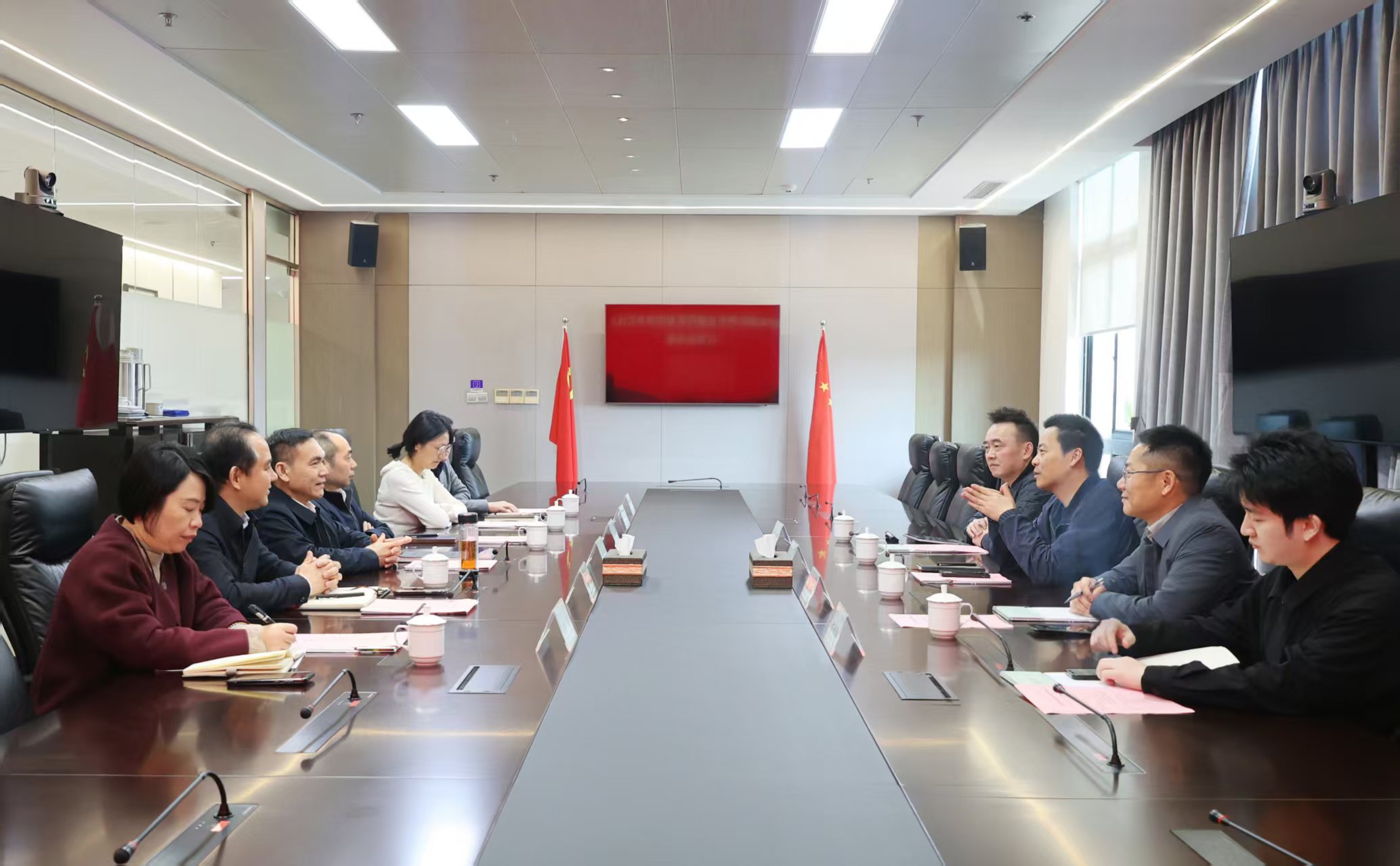 杭州金融投資集團(tuán)黨委書(shū)記、董事長(zhǎng)沈立一行到訪省二輕集團(tuán)